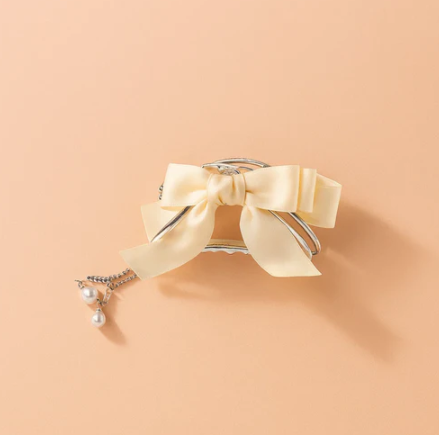Ribbon Clawclips with Butterfly Tassels white