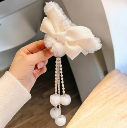 Fur Clawclips with Tassels White