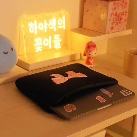 Bow laptop sleeve