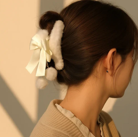 Fur Clawclips with Tassels White